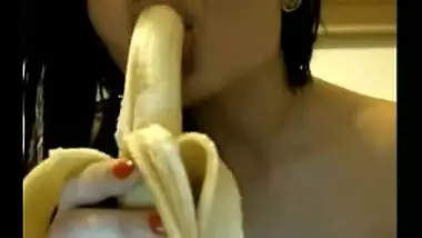 Naughty Chandigarh gf engulfing a banana on camera