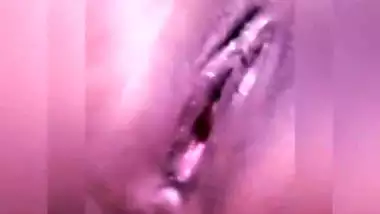 Sexy Bengali hottie Rajni showing her pussy juice