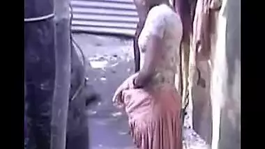 Desi village girls outdoor bath scene by voyeur