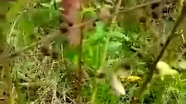 Cameraguy films his friend fucking Desi girl's XXX cave outdoors