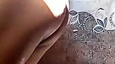 Desi milf exposing hot butt before peeing