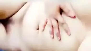 Natural Desi MILF shows XXX boobs and squeezes them so sexy on camera