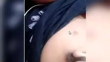 Paki girl pulls chudai T-shirt up allowing XXX girls to hang in sex clip