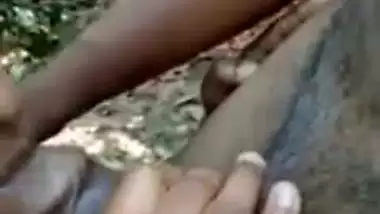 Desi lady sucks her lover’s dick outdoors on the farm
