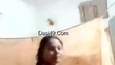 Desi Bhabhi Shows Her Boobs