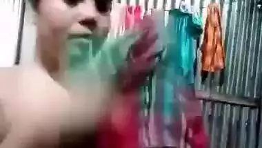 Beautiful curvy Desi Bhabhi nude bath video