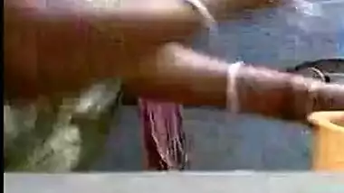 Indian outdoor mms of Desi bhabi caught by neighbor during bath